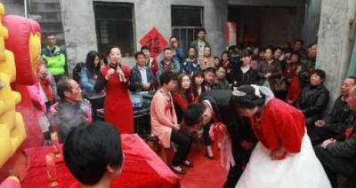 婚後妹妹準時寄錢卻從不回家，殘疾哥哥去探望，走進客廳愣住了