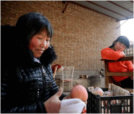 兩個兒子都有錢，母親卻要在窮女兒家養老，住了倆月，女兒紅了眼