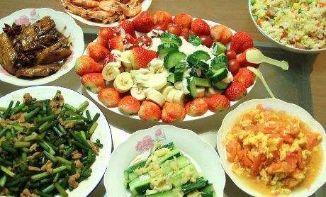 女孩假裝患癌試探男友，男友做一桌子飯菜，剛嘗一口，女孩提分手