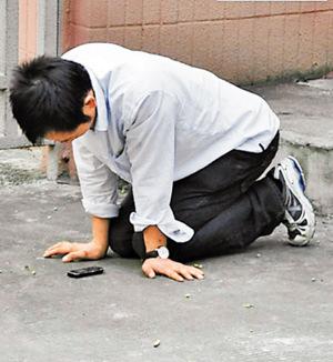 妻子一天20個包裹，丈夫扇其耳光，拆包裹後丈夫從村頭跪到村尾