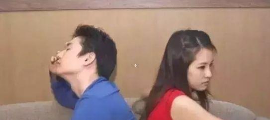 給丈母娘上墳，妻子非要燒真錢，看見墳後一個人影，老公拿出十萬