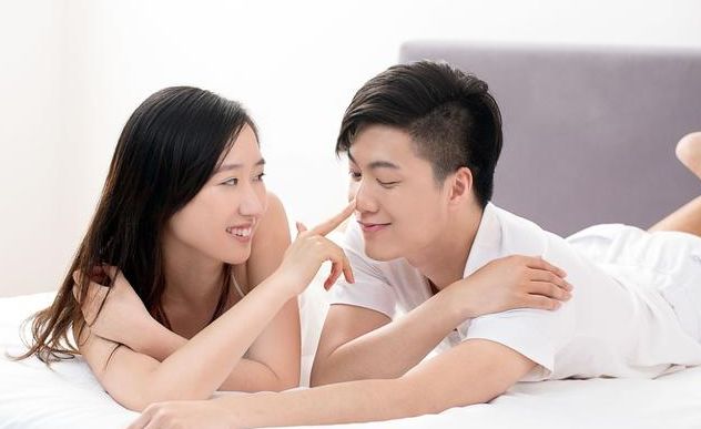 老婆去世，小姨子領養女兒，女兒經常要錢，翻開老婆相冊後他大怒