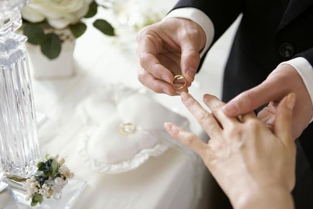 老婆去世，小姨子領養女兒，女兒經常要錢，翻開老婆相冊後他大怒