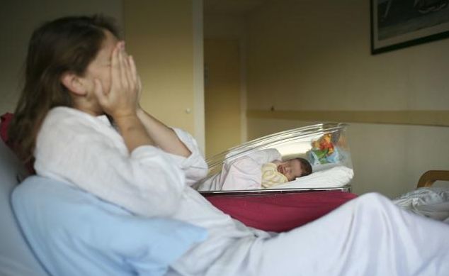 老婆去世，小姨子領養女兒，女兒經常要錢，翻開老婆相冊後他大怒