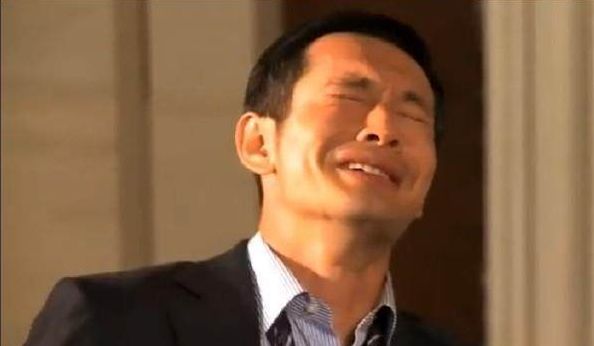 老婆去世，小姨子領養女兒，女兒經常要錢，翻開老婆相冊後他大怒