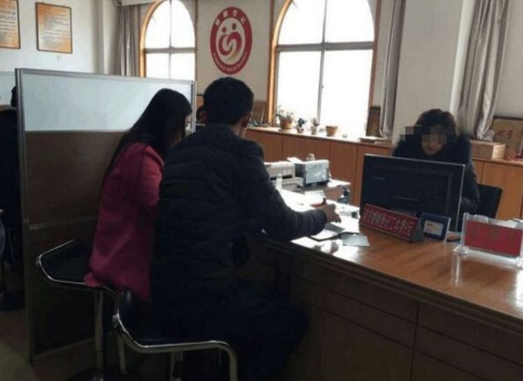 妻子不孕，丈夫提出離婚，剛到民政局接到一電話，他決定不離婚了