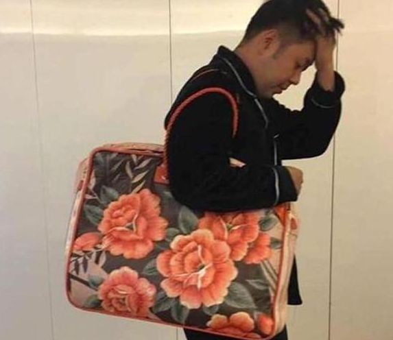 丈夫一回家，就把包鎖起來，有天他忘鎖，俺偷偷打開後，直喘粗氣