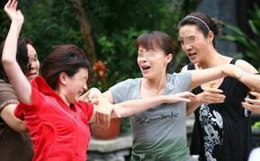 65歲婆婆帶著百萬拆遷款改嫁，不相信兒子媳婦，竟然相信外人！