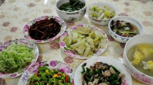 她懷孕時婆婆粗茶淡飯待她，小叔子來家看見桌上飯菜，她樂開花