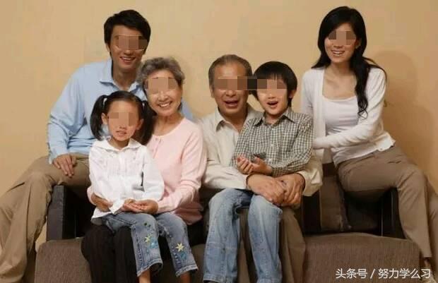 婆家人來城裡做客，我做飯菜忘放鹽，小姑子摔了碗筷，婆婆卻大笑