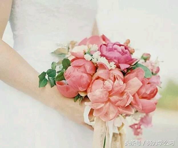 婆家人來城裡做客，我做飯菜忘放鹽，小姑子摔了碗筷，婆婆卻大笑
