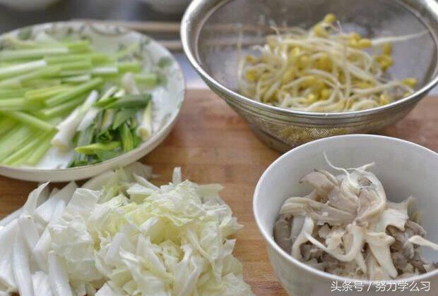 婆家人來城裡做客，我做飯菜忘放鹽，小姑子摔了碗筷，婆婆卻大笑