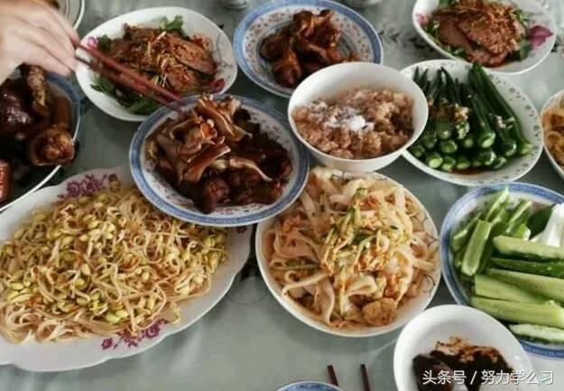 婆家人來城裡做客，我做飯菜忘放鹽，小姑子摔了碗筷，婆婆卻大笑