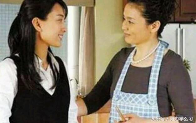 婆家人來城裡做客，我做飯菜忘放鹽，小姑子摔了碗筷，婆婆卻大笑