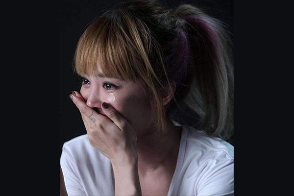 出差提前回家發現丈夫在廚房，從背後抱他，卻說兩字俺當場離婚