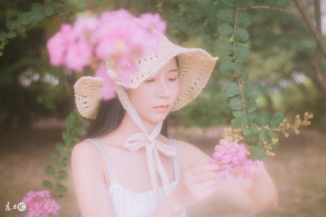 八年戀愛長跑，閨蜜給我一萬紅包，我卻在婚禮現場把她打到流產