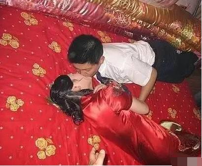 新婚夜新娘讓新郎去刷碗，婆婆一臉不樂意，兒媳一句話婆一夜不眠