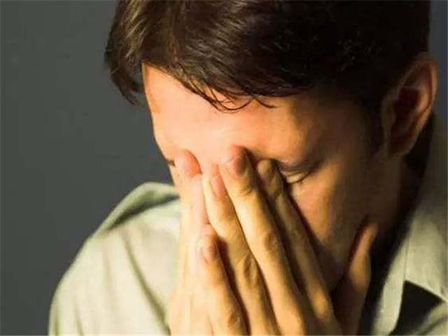 新婚夜妻子不是第一次，丈夫臉色不好，看到床下的鞋子幸福的樂了