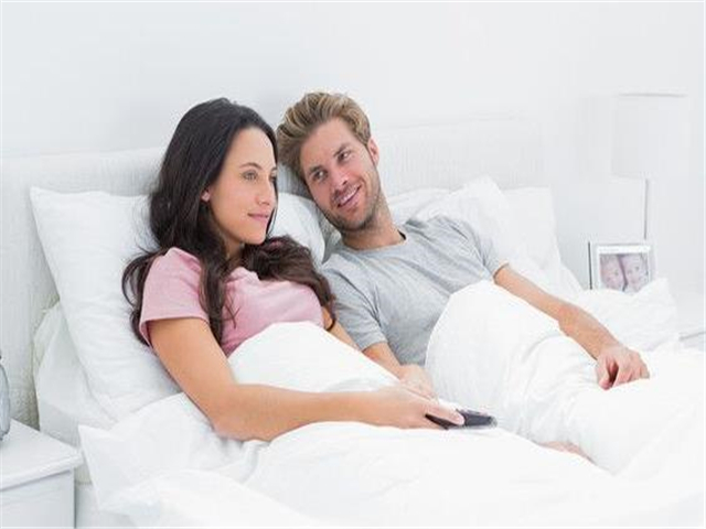 新婚夜妻子不是第一次，丈夫臉色不好，看到床下的鞋子幸福的樂了