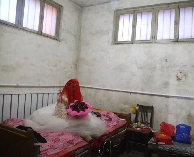 為了錢她嫁給一個傻子，結婚當天晚上傻子突然說話，她驚喜萬分