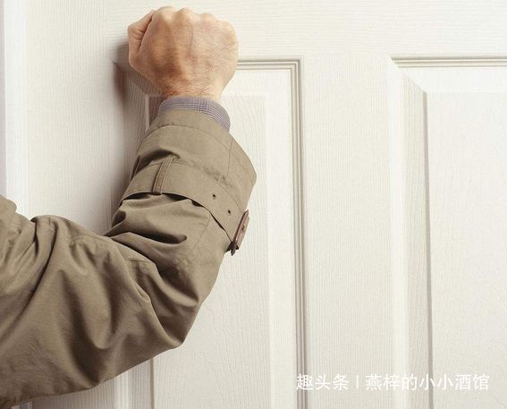男子背著老婆，攜款和情人私奔，幾年後回家炫耀，一推門傻住