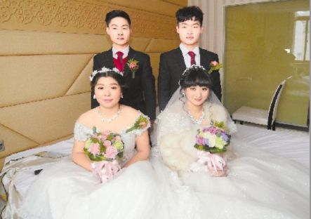 雙胞胎兄弟，哥哥娶美女弟弟娶醜女，3年後哥倆相見，各自傻住