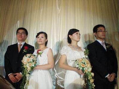 雙胞胎兄弟，哥哥娶美女弟弟娶醜女，3年後哥倆相見，各自傻住