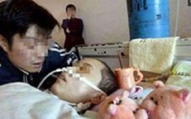 植物人妻子肚子一天比一天大，醫院檢查懷孕了，成為全村飯後閒談