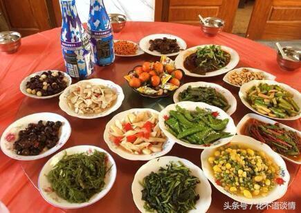 遠嫁三年沒回家，母親生病回去送錢，進門後，她淚目