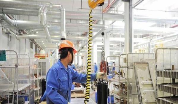 機修工因上班期間取快遞被辭退，臨走前他在車間轉一圈，老闆愣了
