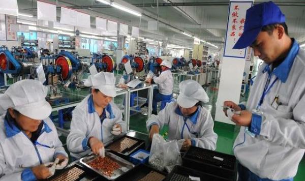 機修工因上班期間取快遞被辭退，臨走前他在車間轉一圈，老闆愣了