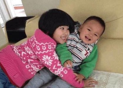 姐姐帶弟弟出門玩，遇到一奶奶問路，她隨便一指救了自己和弟弟