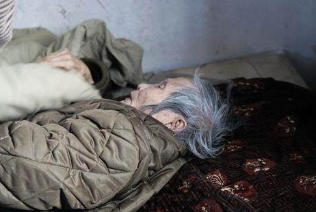兒子把重病母親趕出門，只給一件破大衣，母親半路一摸口袋醒悟