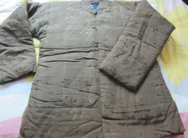 兒子把重病母親趕出門，只給一件破大衣，母親半路一摸口袋醒悟