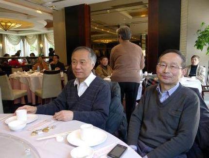 同學聚會，父親打包剩菜被嘲笑，老闆過來免單，同學們都愣了！