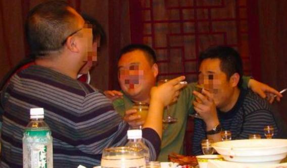 同學聚會，父親打包剩菜被嘲笑，老闆過來免單，同學們都愣了！