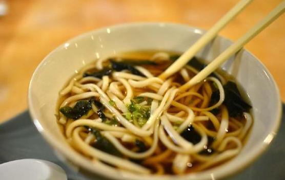 婆婆每天給她和老公煮麵，一次她和老公換著吃後，她離婚