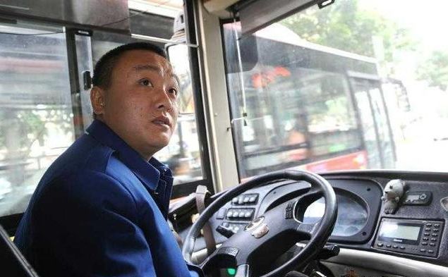 公交車上民工不給老人讓座，被女白領大罵，司機一開口，大家無語