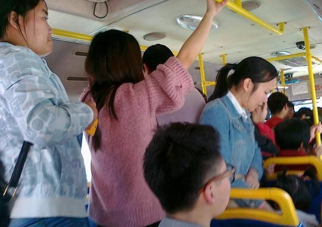 公交車上民工不給老人讓座，被女白領大罵，司機一開口，大家無語