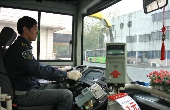 公交車上民工不給老人讓座，被女白領大罵，司機一開口，大家無語