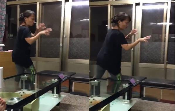 阿婆每晚給狗狗跳僵屍舞逗狗狗開心，女兒爆笑：她以前很怕狗！