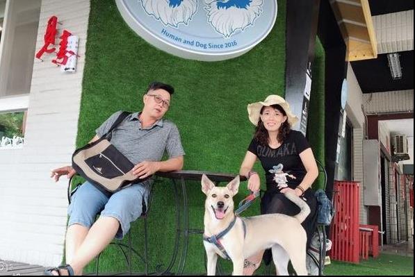 阿婆每晚給狗狗跳僵屍舞逗狗狗開心，女兒爆笑：她以前很怕狗！