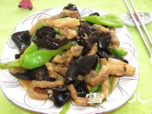 5分鐘即可出鍋的家常干炸肉炒木耳，非常好吃！ 