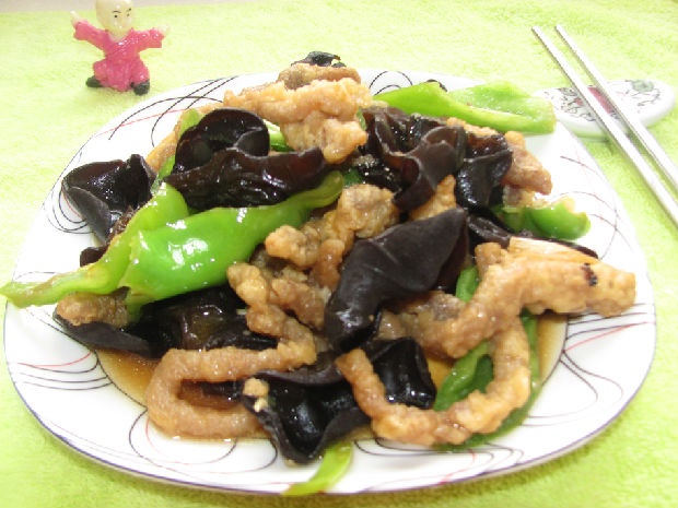 5分鐘即可出鍋的家常干炸肉炒木耳，非常好吃！ 