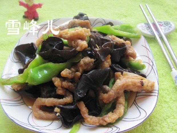5分鐘即可出鍋的家常干炸肉炒木耳，非常好吃！ 