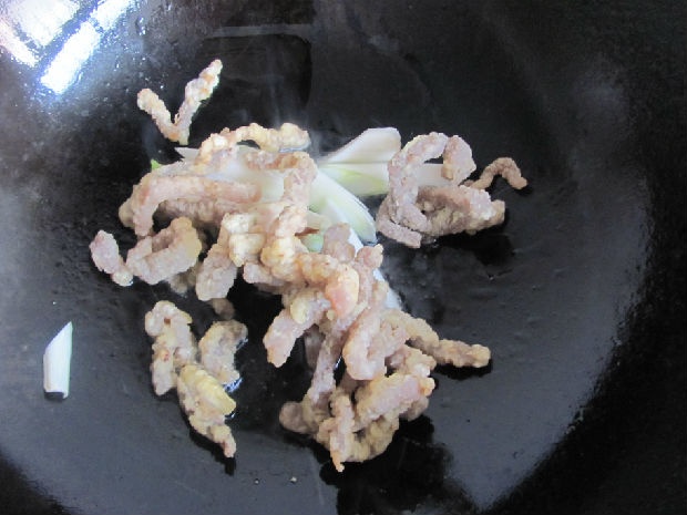 5分鐘即可出鍋的家常干炸肉炒木耳，非常好吃！ 