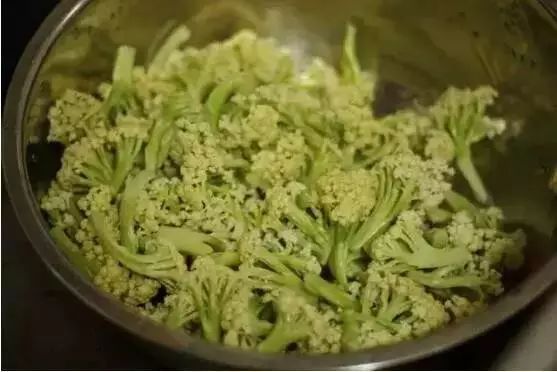 好吃到不行的花菜做法，回家馬上學起來！