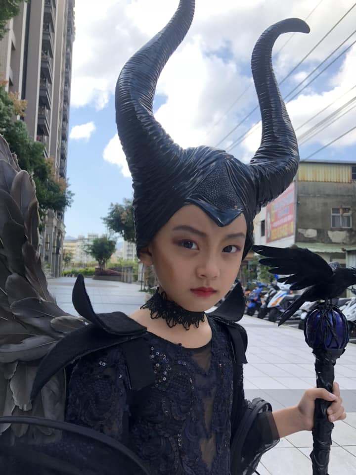 花3千5做出萬聖節最強戰袍　媽媽讓女兒變「黑魔女」同學看呆了