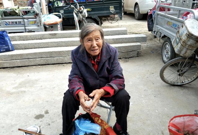 未婚先孕跟男友回家，在菜園幹活我連吃三根黃瓜，婆婆笑了我哭了