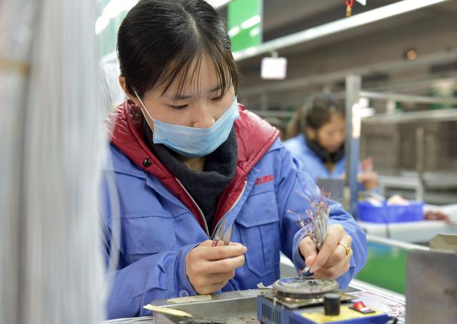 繼母逼我退學去打工掙錢，要我嫁給老光棍，成家後我才知她是恩人